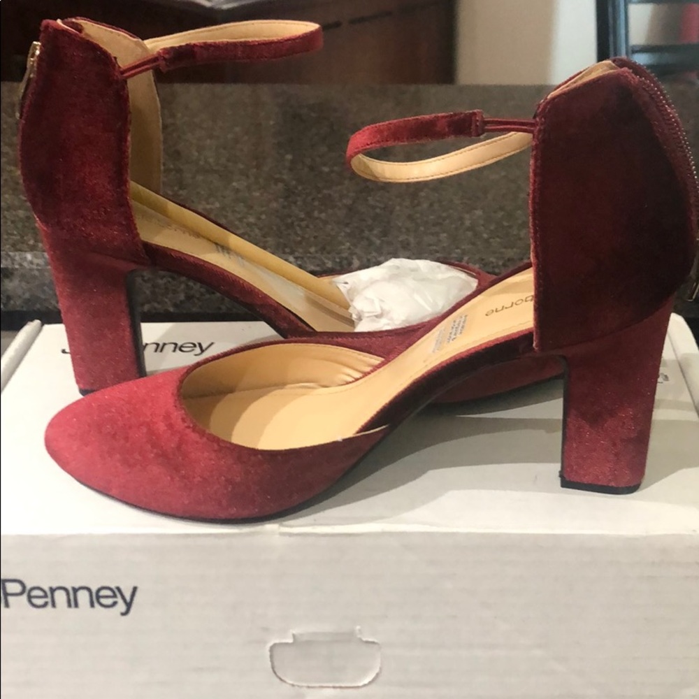Bandolino Burgundy strappy heels